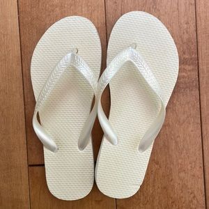 *GUC* White / Champagne Flip Flops!